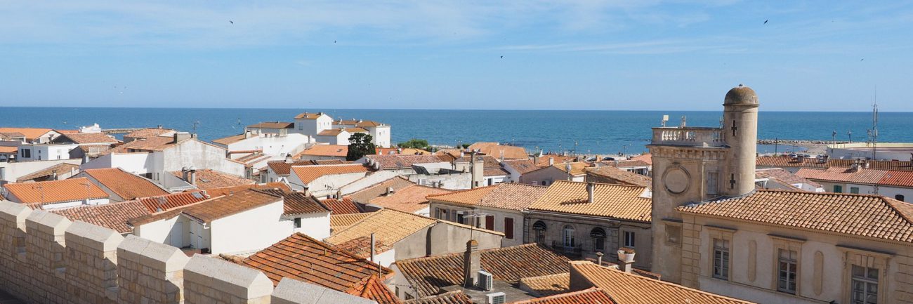 Randonnez en groupe sur le bord de la Méditerranée