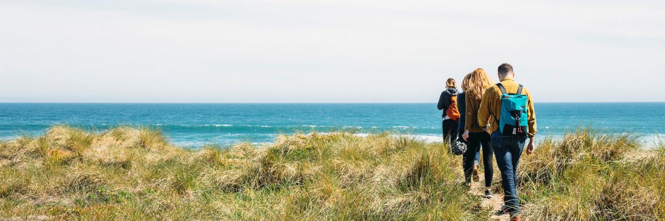 Randonnez en groupe sur les bords de mer