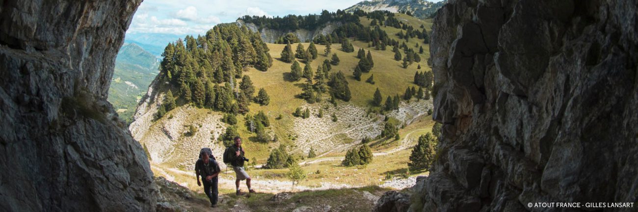 Randonner en groupe dans les Alpes du Nord