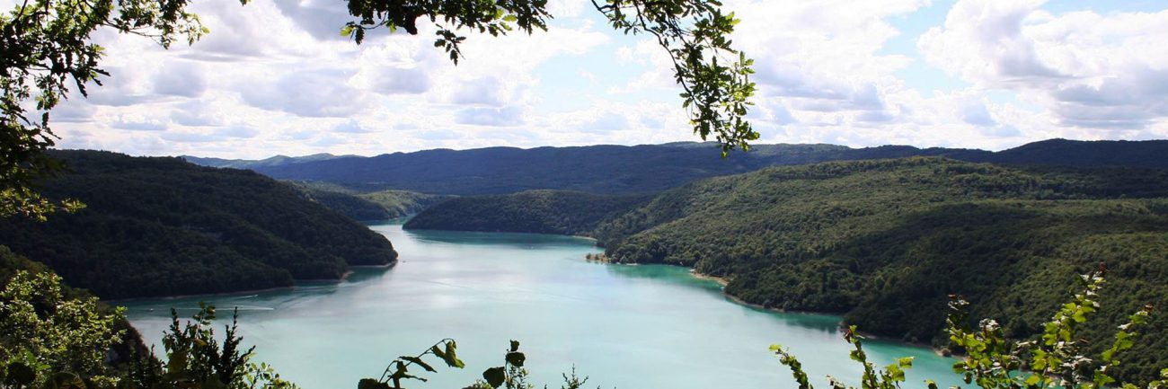 Randonner en groupe dans le Massif du Jura