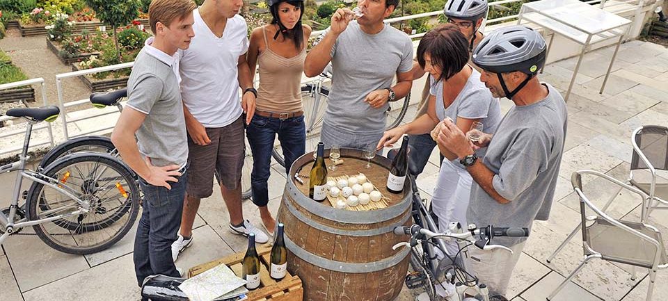 cyclotouristes-vignoble-sancerre Cyclotouristes degustant des crottins de Chavignol et du vin, dans le vignoble de Sancerre.