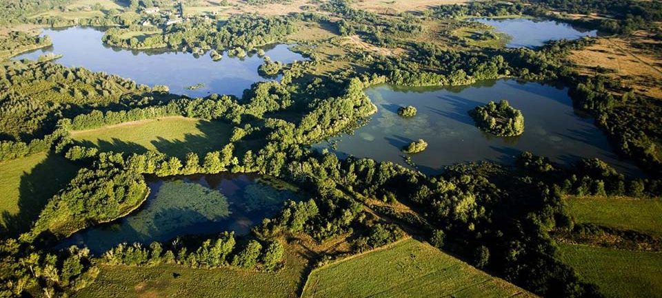 Étangs de la Brenne © Agence Tourisme et Territoires du Cher La Brenne vue du ciel. Parc naturel régional de la Brenne. Indre.