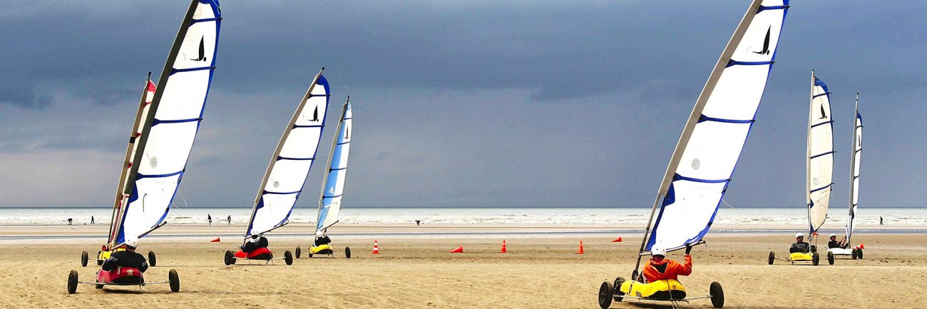 Groupe de chars à voile en bord de mer Groupe de chars à voile en bord de mer